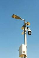 racimo de seguridad cámaras en un Poste de luz, en un público parque en el cielo fondo, con Copiar espacio. foto