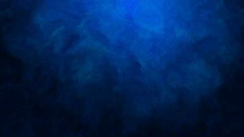 Sombrio azul fumaça nuvens comovente lentamente em uma azul fundo. video