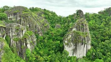 antenn se av nglanggeran gammal vulkan, Indonesien. video