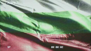 vhs vídeo casette grabar Bulgaria bandera ondulación en el viento. falla ruido con hora mostrador grabación búlgaro bandera balanceo en el brisa. sin costura bucle. video