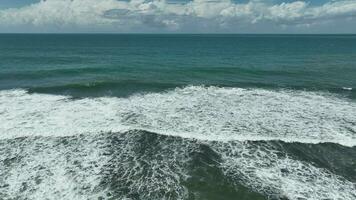 aéreo Visão do oceano ondas com branco espuma video