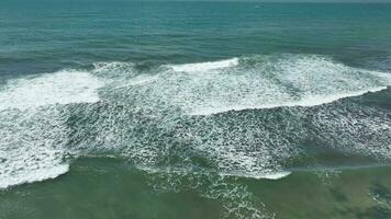 aérien vue de océan vagues avec blanc mousse video