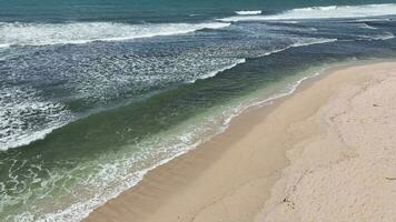 antenne visie van Indonesisch tropisch strand video