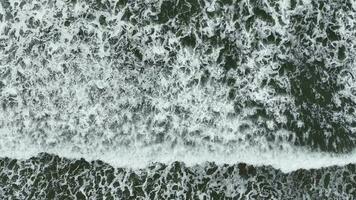 aérien vue de océan vagues avec blanc mousse video