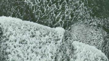 aéreo Visão do oceano ondas com branco espuma video