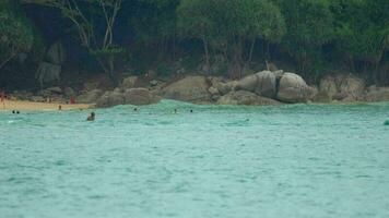 phuket, Thailand november 19, 2016 - surfer in de oceaan in de buurt nai harn strand video