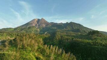 Antenne Aussicht von montieren Merapi im das Morgen video