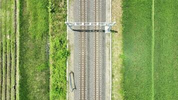 Antenne Aussicht von das elektrisch Eisenbahn Linie video