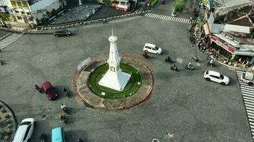 Yogyakarta, Indonésie - mai 5e 2023 - aérien vue de tugu jogja ou yogyakarta monument, Indonésie video
