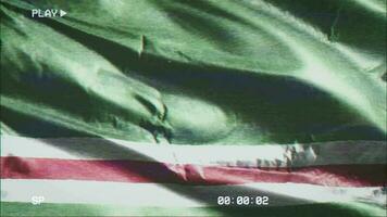 vhs vídeo cassete registro checheno república do ickeria bandeira acenando em a vento. falha ruído com Tempo contador gravação bandeira balançando em a brisa. desatado laço. video