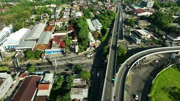 antenne visie van viaduct of viaduct in Yogyakarta stad, Indonesië video