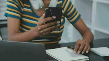 jong volwassen gelukkig glimlachen spaans Aziatisch leerling vervelend hoofdtelefoons pratend Aan online babbelen vergadering gebruik makend van laptop in Universiteit campus of Bij virtueel kantoor. college vrouw leerling aan het leren van een afstand. video