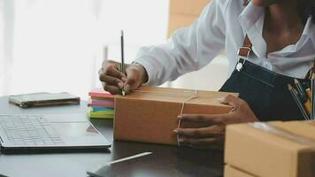 mujer de negocios puesta en marcha empresaria de pequeña empresa sme éxito. mujer independiente que trabaja en casa con entrega de paquetes en línea. concepto de entrega de pymes y embalajes video