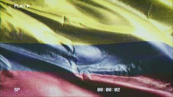 vhs vídeo cassete registro Colômbia bandeira acenando em a vento. falha ruído com Tempo contador gravação colombiano bandeira balançando em a brisa. desatado laço. video