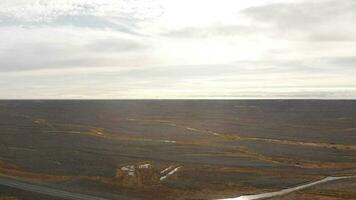 aéreo mosca terminado hermosa islandés volcánico paisaje en Islandia. colores textura y patrones al aire libre en Islandia video