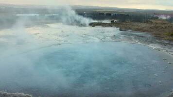 geysir en puesta de sol en Islandia video