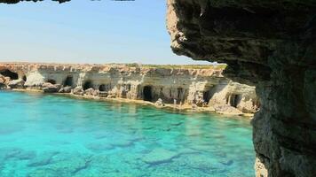 Meer Höhle Bogen Standpunkt in der Nähe von Kap Greko, Kapodaster Greco, Ayia Napa und Protaras auf Zypern Insel, Mittelmeer Meer. atemberaubend Meereslandschaft. Türkis Kristall klar Wasser im sonnig Tag video