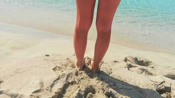 singolo attraente donna In piedi su sabbioso nissi spiaggia a piedi nudi nel estate caldo giorno. godere vacanza su vacanze mentre uomo passaggio. ricerca compagno avventura su assolo spiaggia vacanze concetto video