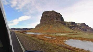 dirigir dentro Islândia dentro Primavera com famoso montanha Visão video