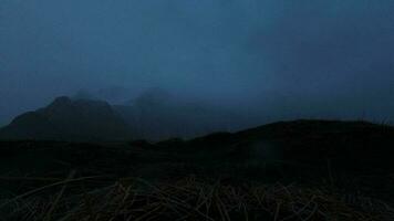 spectaculaire Zoom en dehors laps de temps stokksnes noir plage dans Sud est Islande. spectaculaire du froid pluvieux orageux journée extrême conditions temps video
