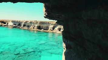 hav grotta båge synpunkt nära cape Greko, capo Greco, ayia napa och protaror på cypern ö, medelhavs hav. hisnande havsbild. turkos kristall klar vattnen i solig dag video