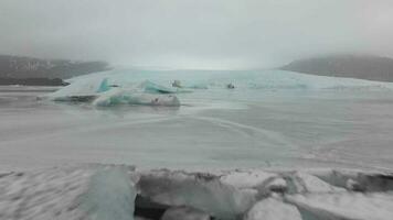 aéreo Visão fjallsjokull geleira. a Maravilhoso geleira lagoa do fjallsrln dentro Islândia video