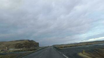 cênico estrada viagem viagem hiperlapse Islândia. dirigindo em rodovia passar montanhas dentro Islândia espaço de tempo hiperlapse drivelapse. lindo panorama e azul céu branco nuvens. Alto Rapidez video