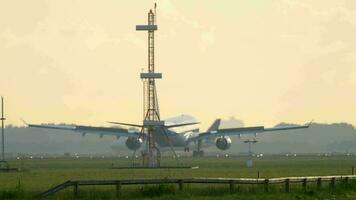 Amsterdam, de Nederland juli 25, 2017 - klm Koninklijk Nederlands luchtvaartmaatschappijen luchtbus 330 ph aoc landen Bij landingsbaan 06 kaagbaan Bij zonsopkomst. schiphol luchthaven, Amsterdam, Holland video