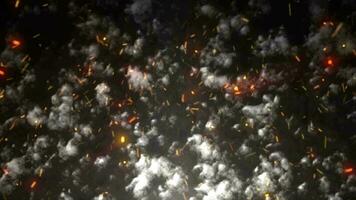 abstrakt grau glühend Rauch von ein Lagerfeuer und fliegend hell Funken Hintergrund video