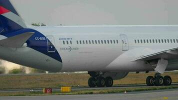 francoforte sul meno, Germania 18 luglio 2017 - latam airlines boeing 787 cc bge in rullaggio dopo l'atterraggio sulla pista 25r. fraport, francoforte, germania video