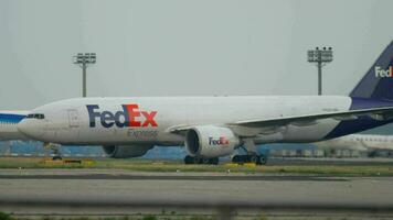 Frankfurt ben hoofd, Duitsland juli 19, 2017 - boeing 777 FedEx lading n868fd, taxiën na landen Bij 07l. fraport, Frankfurt, Duitsland video