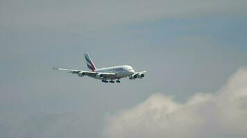 amsterdam, países bajos 26 de julio de 2017 - emirates airbus 380 acercándose antes de aterrizar en la pista 18c zwanenburgbaan. Aeropuerto de Shiphol, Amsterdam, Holanda video