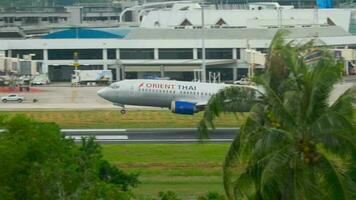 Phuket, Tailandia dicembre 2, 2016 - Oriente tailandese boeing 737 hs br si avvicina prima atterraggio a Phuket aeroporto. piovoso tempo metereologico video