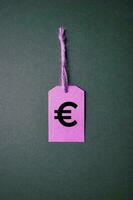 euro símbolo en el rosado precio etiqueta en el verde antecedentes foto
