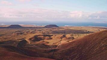 vulkanisk landskap från en fåglar öga se, de ö av fuerteventura. video