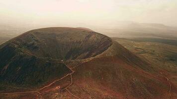 el extinto cráter de un volcán en el isla de fuerteventura, visto desde arriba. video