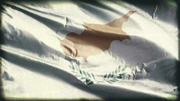 retro envelhecido Chipre bandeira acenando em a vento. velho vintage cipriota bandeira balançando em a brisa. desatado laço. video