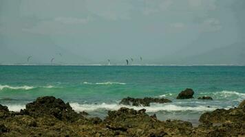 ein eng Streifen von Meer, mit Blick auf das Insel, Reiten Drachen. video