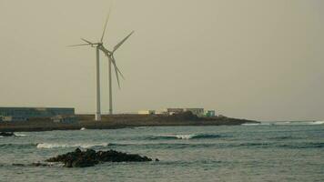 vento Generatore su il riva di il baia, riflessa nel il acqua video