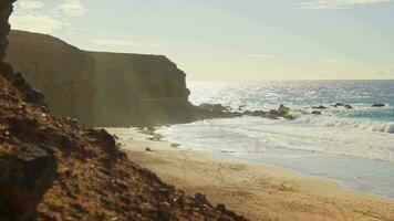 alto costa, atlantico oceano, grande onde. video