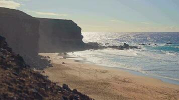 haute rocheux rive dans le soleil, atlantique océan video