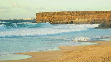 felsig Küste beim Sonnenuntergang, groß Wellen, fuerteventura Insel video