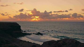 foto tiro em a oceano, silhuetas do pessoas às pôr do sol video