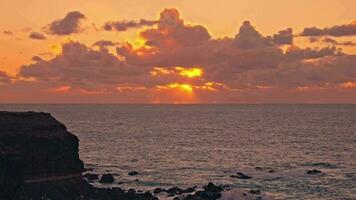 foto schieten Aan de oceaan, silhouetten van mensen Bij zonsondergang video