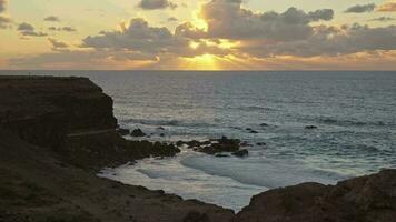 photo tirer sur le océan, silhouettes de gens à le coucher du soleil video