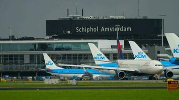 Amsterdam, Niederlande, 26. Juli 2017 - Delta Airlines Airbus A330 N831NW von Atlanta, das nach der Landung rollt, Flughafen Shiphol, Amsterdam, Holland video