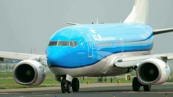 amsterdam, de nederländerna juli 25, 2017 - klm boeing 787 dreamliner ph bgd taxning innan avresa på bana 36l polderbaan. shiphol flygplats, amsterdam, holland video