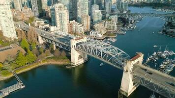 atemberaubend Antenne Aussicht auf Innenstadt von Vancouver, Granville Brücke und falsch Bach video