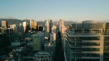 Flug entlang das Straße zwischen Wolkenkratzer beim Sonnenuntergang. Vancouver, Kanada. video