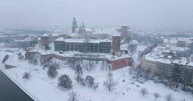 aéreo ver de wawel real castillo y catedral cubierto con nieve, Cracovia video